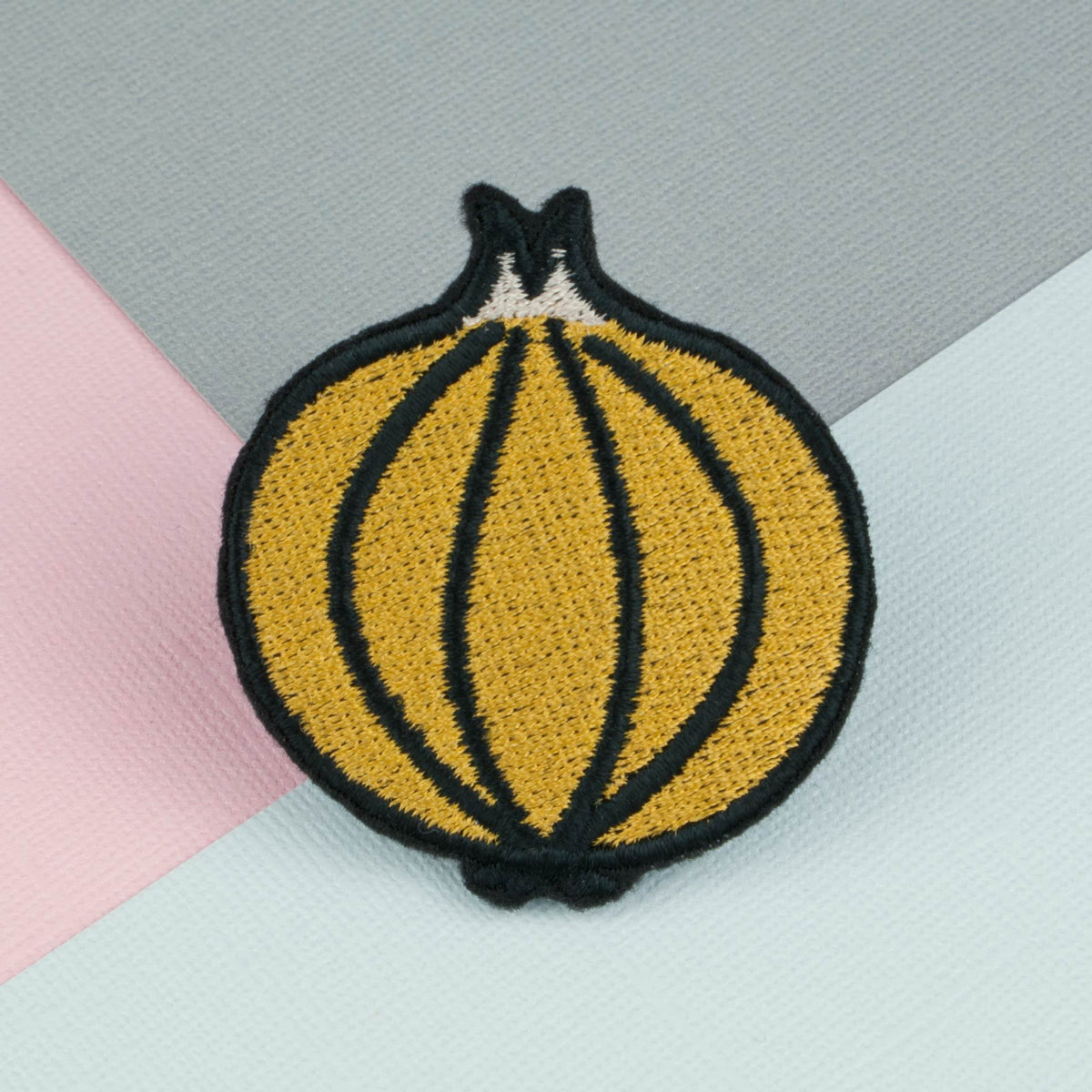 Onion iron on patch / vegan / patches / food / embroidery / patch / enamel pin / pin / embroidered patch / back patch / patches for jackets / badge / applique / embroidered / feminist patch / punk patches / iron on patches / punk patch / band patches / backpatch / patches iron on / appliques / sew on patch / jacket patch